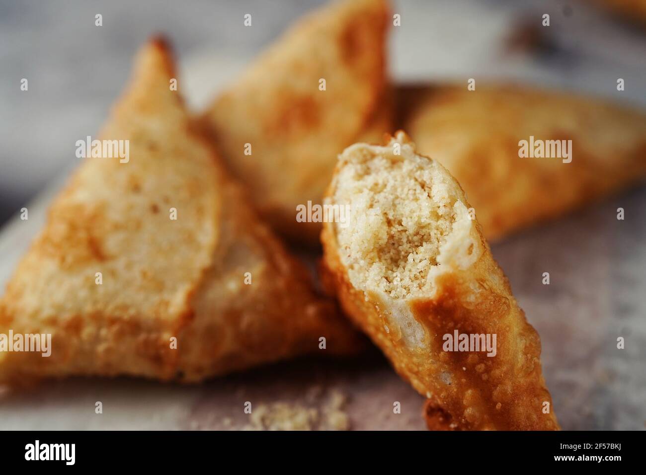 Malabar Thari Manda -Kerala spuntino fritto con ripieno di semlina, fuoco selettivo Foto Stock