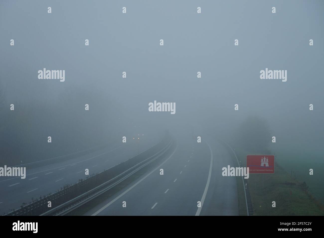 Autostrada tedesca A7 a sud di Amburgo durante la corsa mattutina ora in pandemia Foto Stock