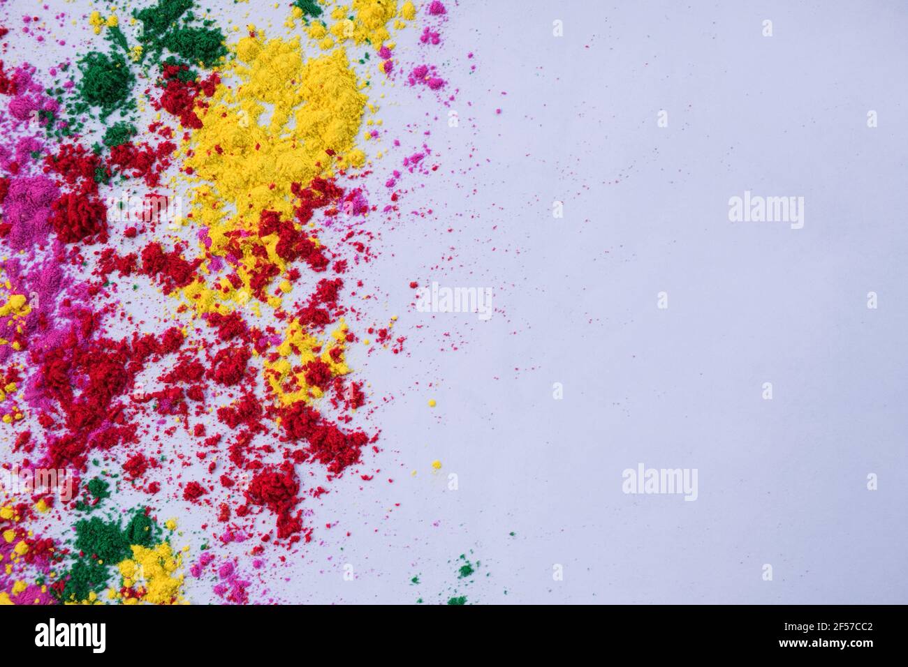 Fuoco selettivo di colori organici di Holi splattered in festival holi.  Polvere di colore Holi rosa, rosso, verde e giallo. Sfondo bianco vuoto s  Foto stock - Alamy