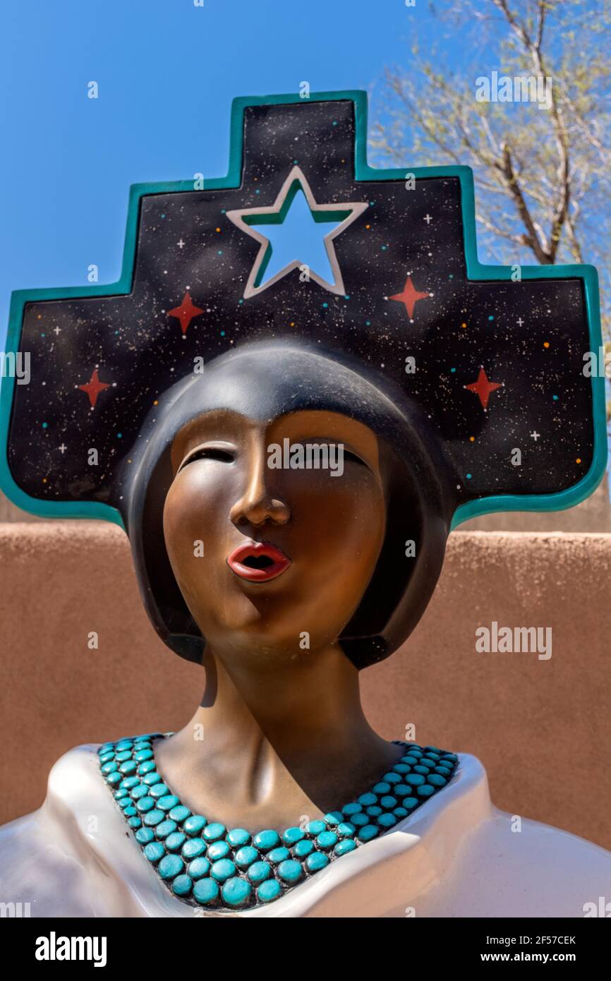 Scultura in bronzo di Estella Loretto, b.1954 Jemez Pueblo 'le offerte della Madre Terra per UNA buona vita' (No Wa Mu Stio) 1994 Foto Stock