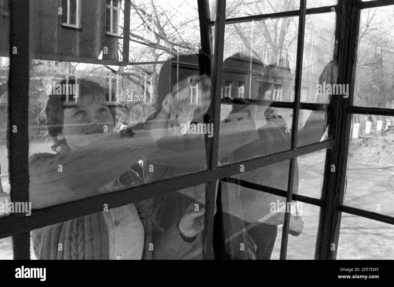 15 febbraio 1982, Sassonia, Delitzsch: Gli allievi di una scuola secondaria politecnica (POS) aiutano a pulire le finestre a Delitzsch nella primavera 1982. La data esatta della foto non è nota. Foto: Volkmar Heinz/dpa-Zentralbild/ZB Foto Stock