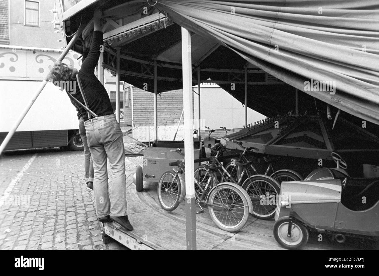31 dicembre 1981, Sassonia, Delitzsch: Una giostra in una fiera di Delitzsch è aperta all'inizio del 1981. Data esatta della registrazione non nota. Foto: Volkmar Heinz/dpa-Zentralbild/ZB Foto Stock