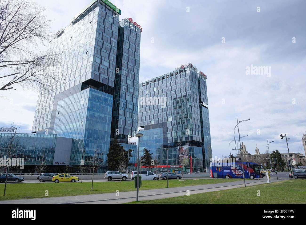 City Gate Towers skyscaper edifici nel centro di Bucarest, monumenti rumeni Foto Stock