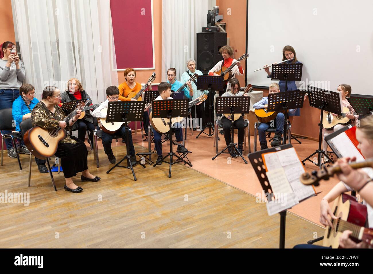 San Pietroburgo, Russia-circa Jan, 2020: Concerto di musica classica per i  genitori è nell'accademia di musica russa per bambini. Ragazzi e ragazze  con adulti Foto stock - Alamy