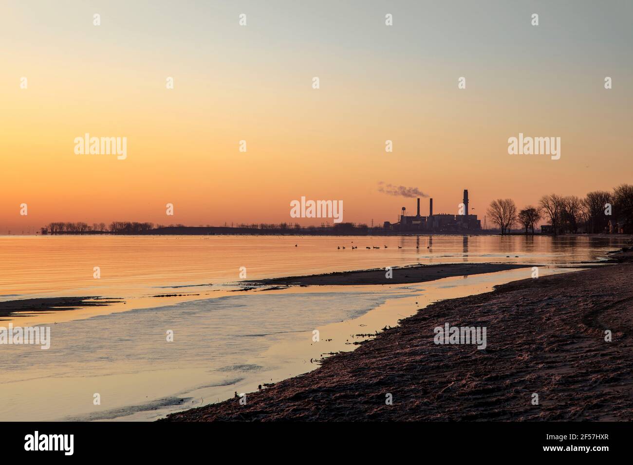 Alba sulla baia di Saginaw, con centrale a carbone, all'inizio della primavera, MI, USA, di James D Coppinger/Dembinsky Photo Assoc Foto Stock