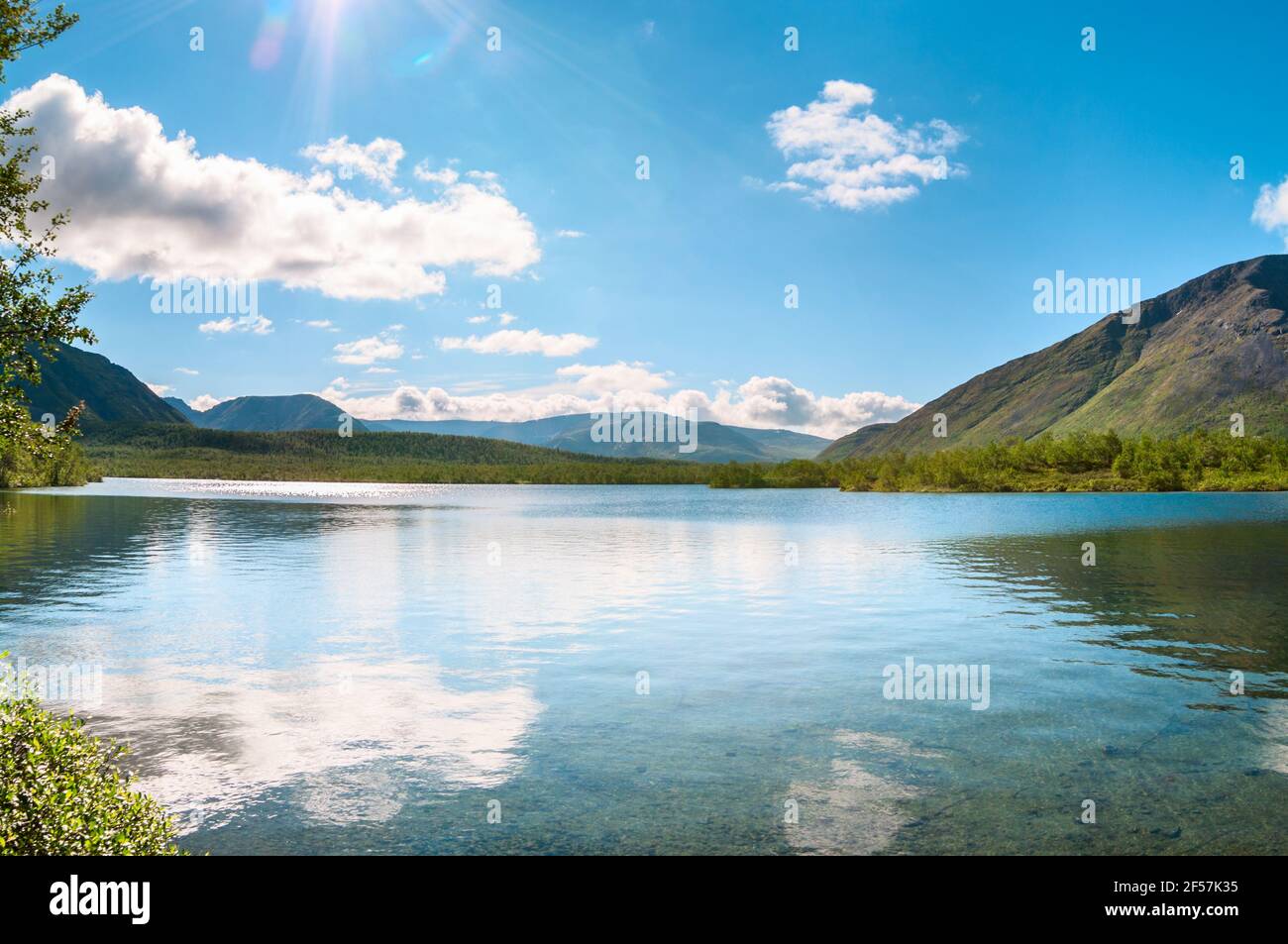 Il fiume allagato ha superato la valle in tundra durante la stagione estiva. Il Massiccio del Khibiny sono le montagne più alte della penisola di Kola, a nord della Russia Foto Stock