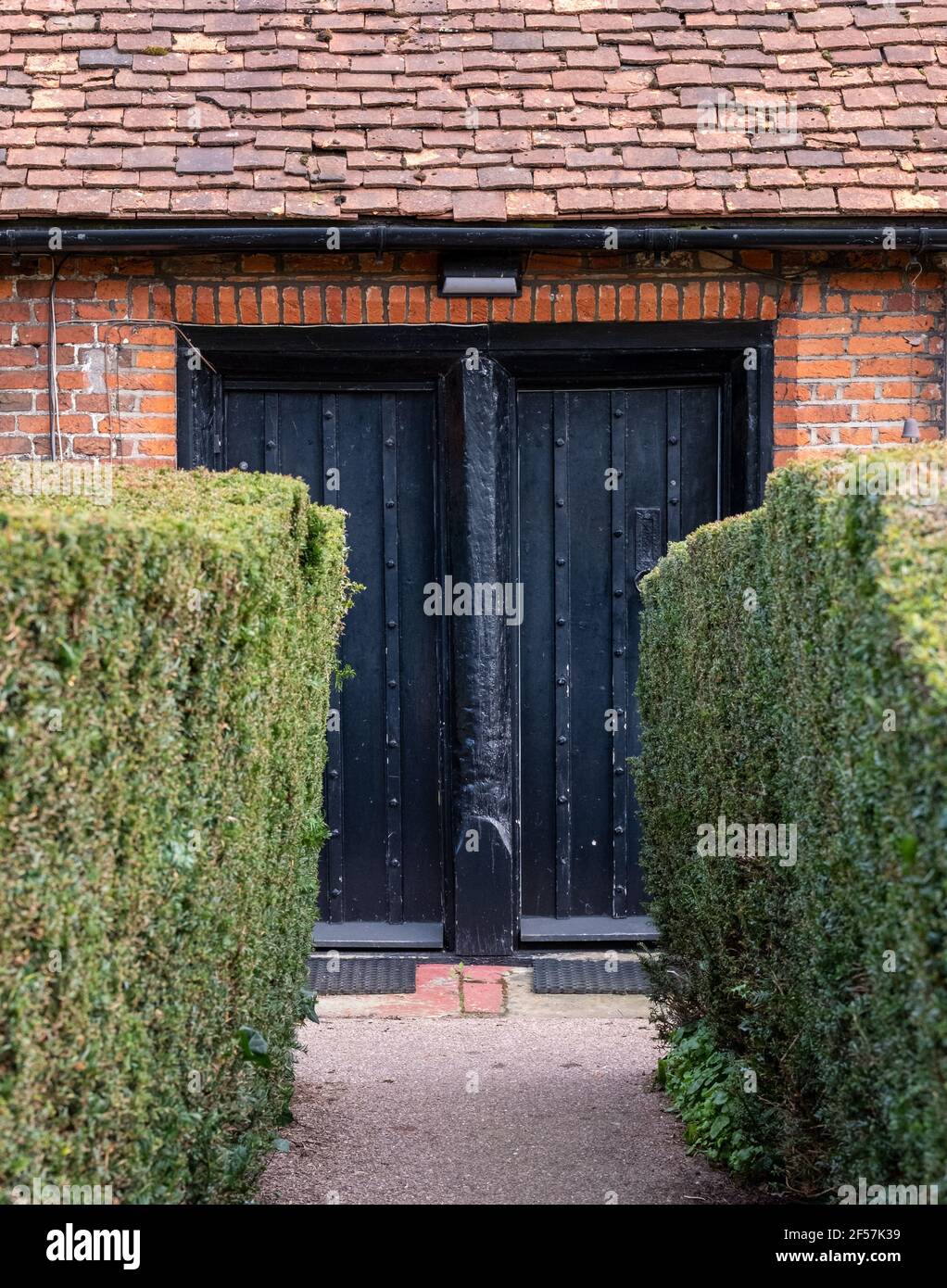 Wilbraham's Almshouses a Hadley Green, High Barnett, North London UK. I cottage sono costruiti in mattoni rossi e tegole rosse del tetto, hanno bifore e p Foto Stock