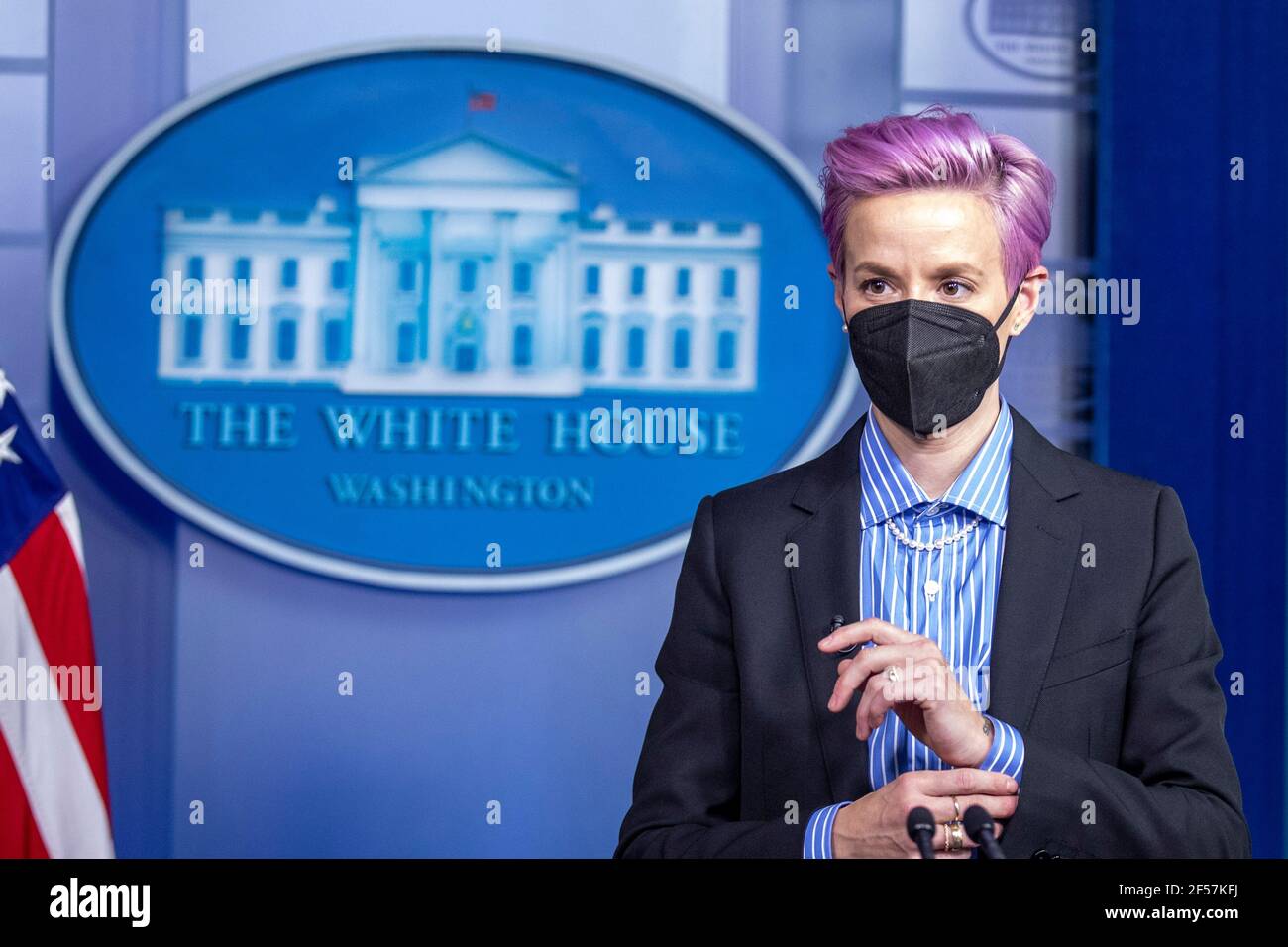 Washington, Stati Uniti. 24 Marzo 2021. Il calciatore professionista americano Megan Rapinoe ha la sua foto scattata sul podio della sala di briefing prima dell'evento per celebrare la Giornata della parità di retribuzione nella Sala da pranzo di Stato della Casa Bianca a Washington, DC, USA, 24 marzo 2021. EQUAL Pay Day segna il tempo extra che una donna media negli Stati Uniti impiega per guadagnare la stessa retribuzione che i loro colleghi maschi hanno fatto l'anno civile precedente. Credit: Sipa USA/Alamy Live News Foto Stock