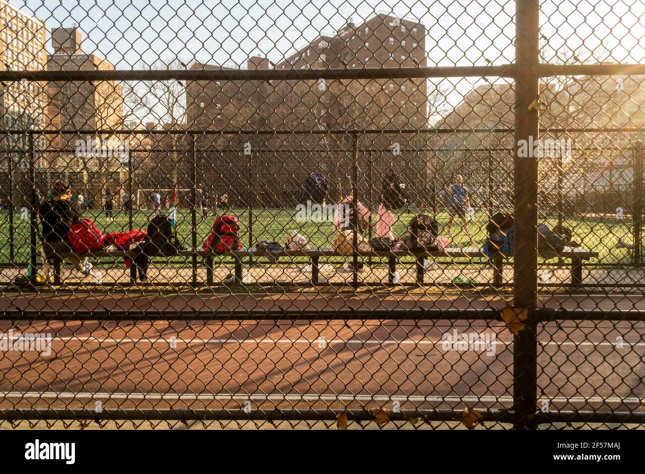 I possessi formano i giocatori sportivi di squadra che si accumulano su una panchina nel Chelsea Park a New York giovedì 11 marzo 2021. (© Richard B. Levine) Foto Stock