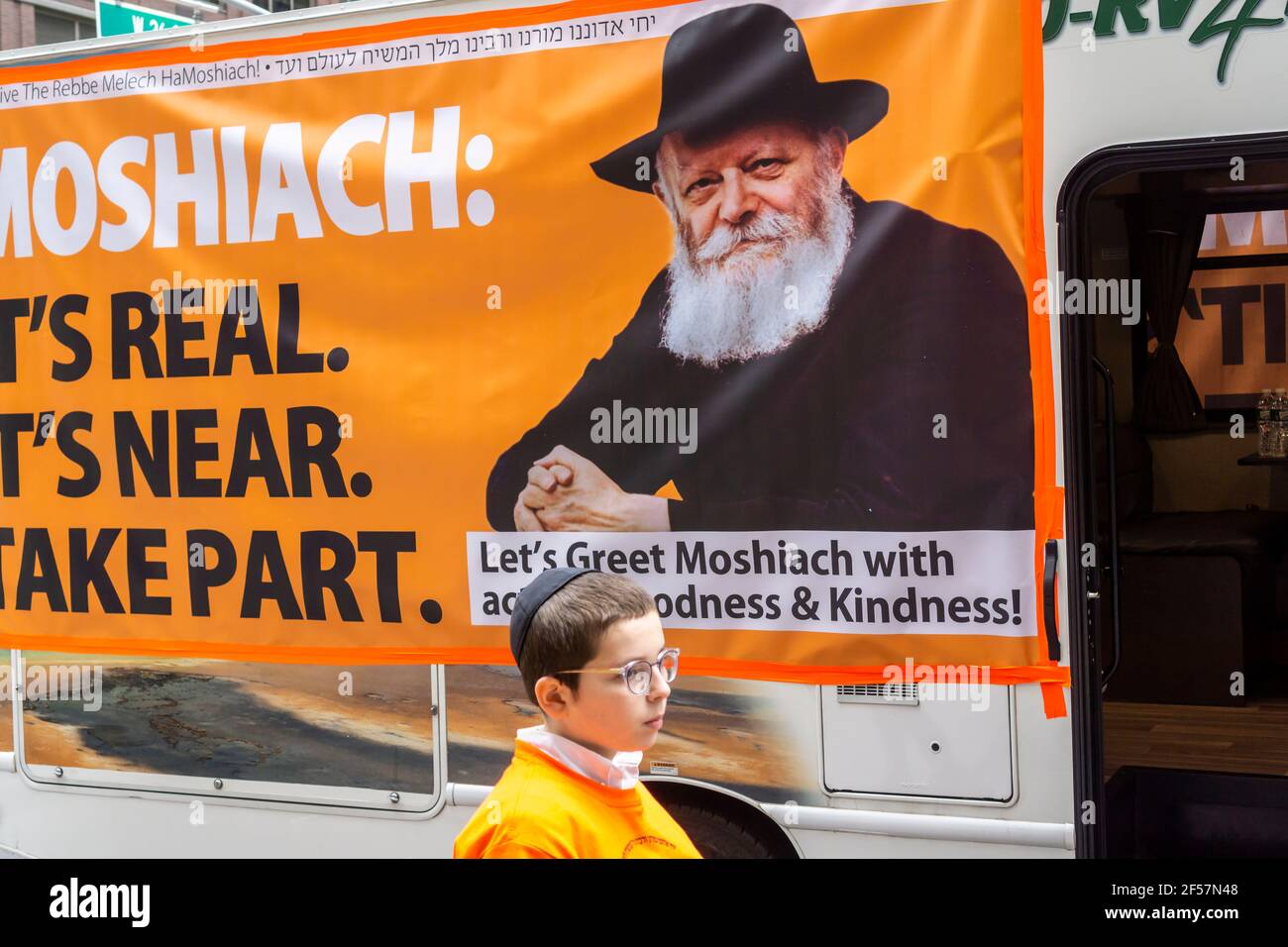 I membri della comunità di Lubavitcher prendono una pausa dalla loro Parata di passaggio dei carri armati Mitzvah a Chelsea a New York mercoledì 24 marzo 2021. La setta di Lubavitcher degli Hasidim, i adoratori ebrei ultra-ortodossi, continua a fare il loro sproach ai membri decaduti della fede ebraica. La Pasqua inizia la sera di sabato 27 marzo. (© Richard B. Levine) Foto Stock