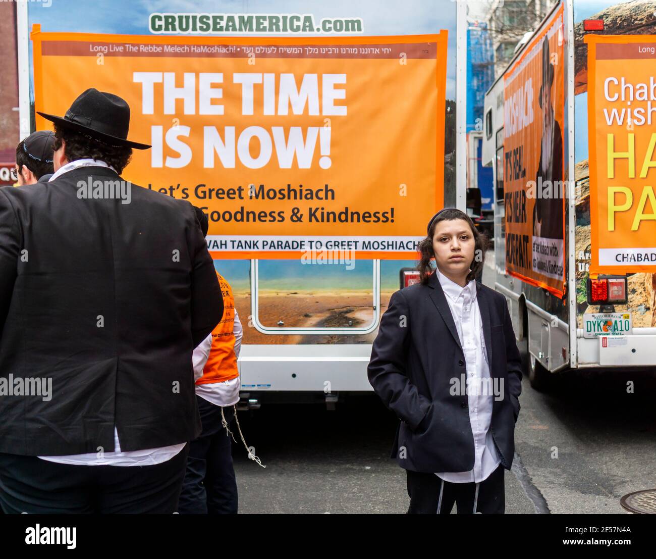 I membri della comunità di Lubavitcher prendono una pausa dalla loro Parata di passaggio dei carri armati Mitzvah a Chelsea a New York mercoledì 24 marzo 2021. La setta di Lubavitcher degli Hasidim, i adoratori ebrei ultra-ortodossi, continua a fare il loro sproach ai membri decaduti della fede ebraica. La Pasqua inizia la sera di sabato 27 marzo. (© Richard B. Levine) Foto Stock