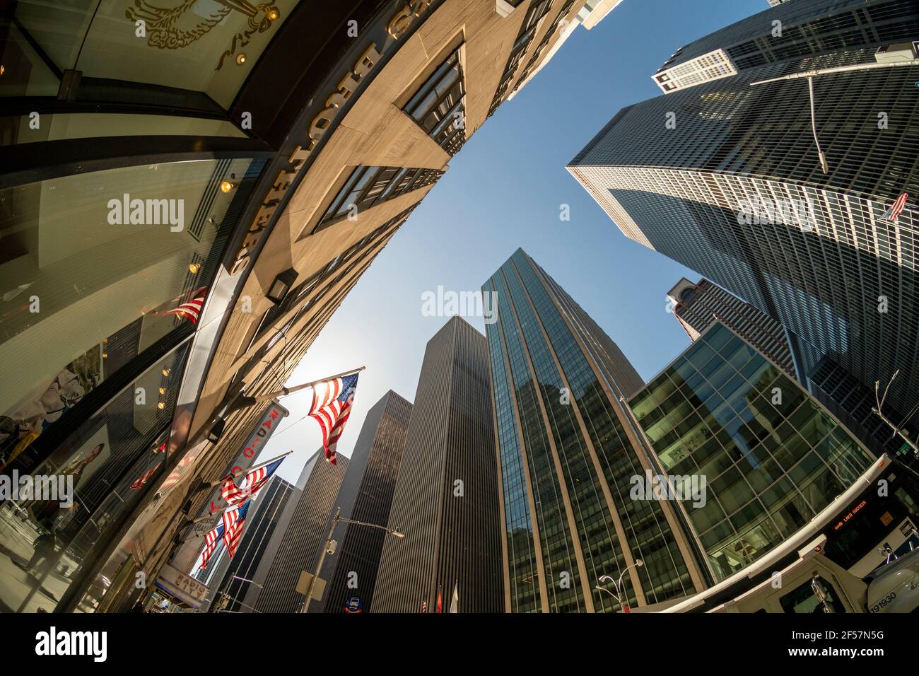 Edifici di uffici del Rockefeller Center nel centro di Manhattan a New York durante la pandemia COVID-19 di sabato 20 marzo 2021. (© Richard B. Levine) Foto Stock