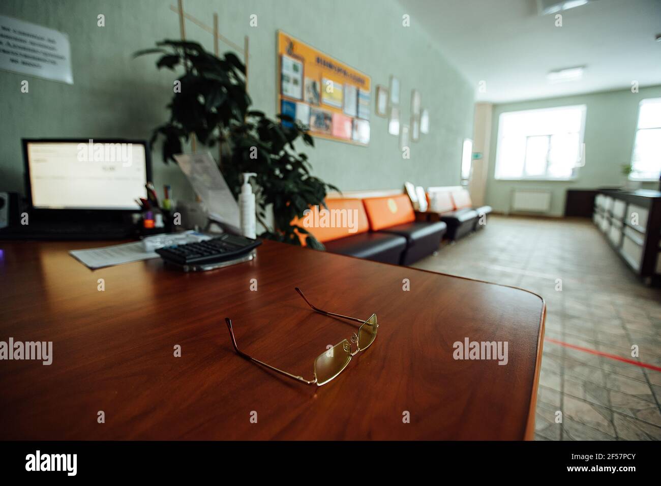 armadietti nell'armadietto della palestra. panca di fronte alla doccia. un posto per gli atleti per cambiare i vestiti dopo una gara e giocare a sport Foto Stock