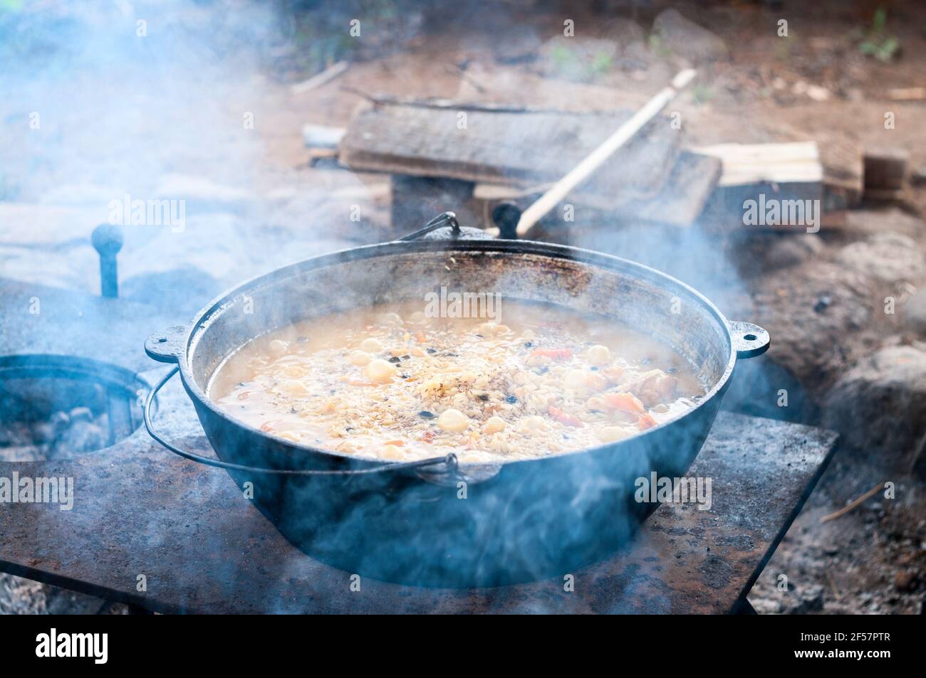 Calderone con riso bollito, incontro, carote e altri ingredienti, vista ravvicinata pilaff cottura. Riso pilaf cottura serie Foto Stock