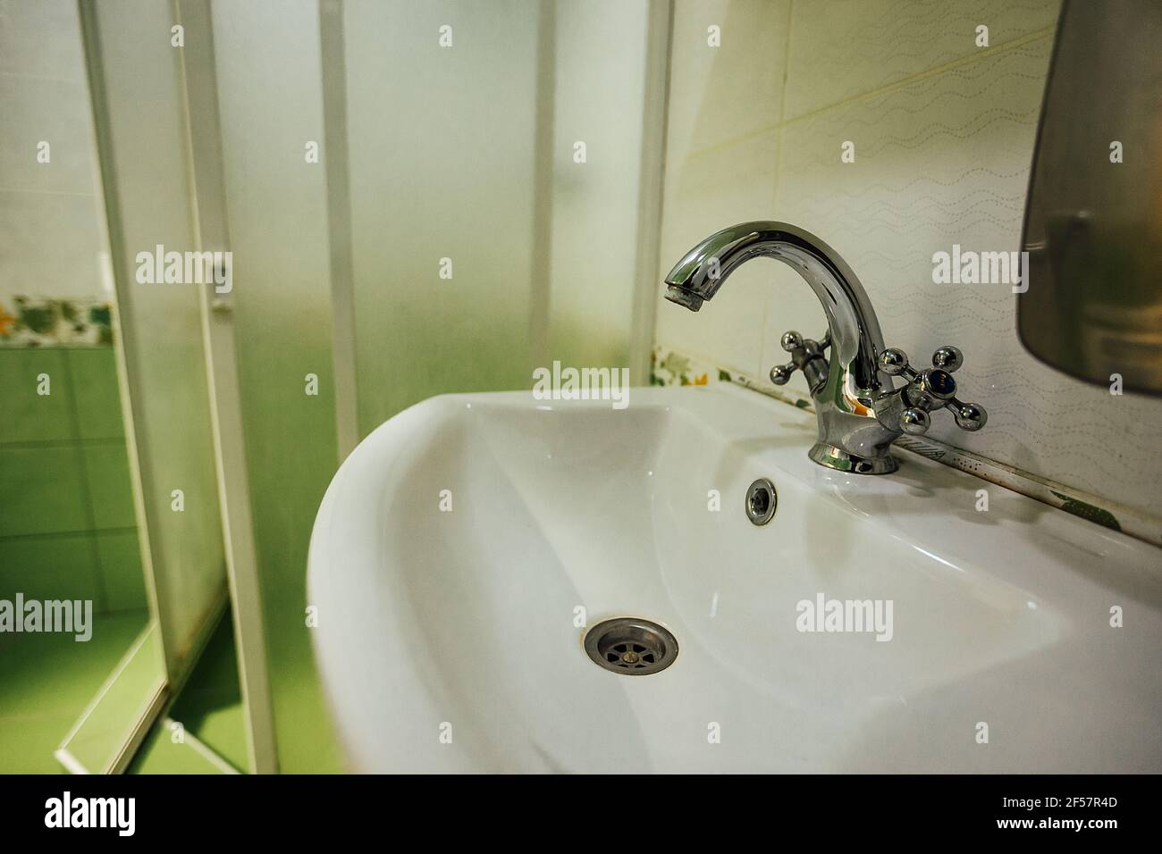 armadietti nell'armadietto della palestra. panca di fronte alla doccia. un posto per gli atleti per cambiare i vestiti dopo una gara e giocare a sport Foto Stock