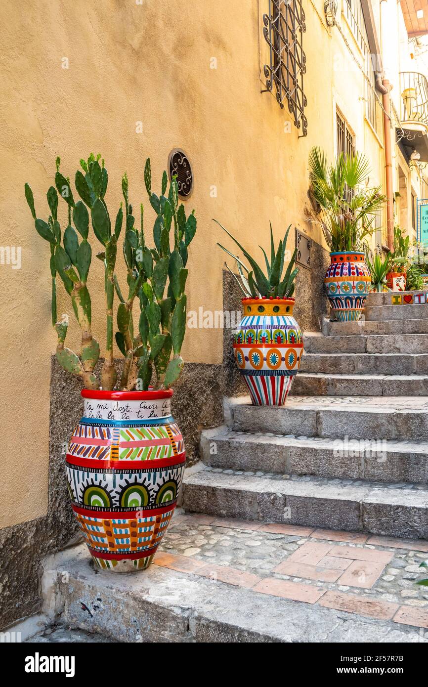 Scala esterna con vasi in ceramica decorati dove cresce il cactus di pera di  prickly, Taormina, Italia Foto stock - Alamy
