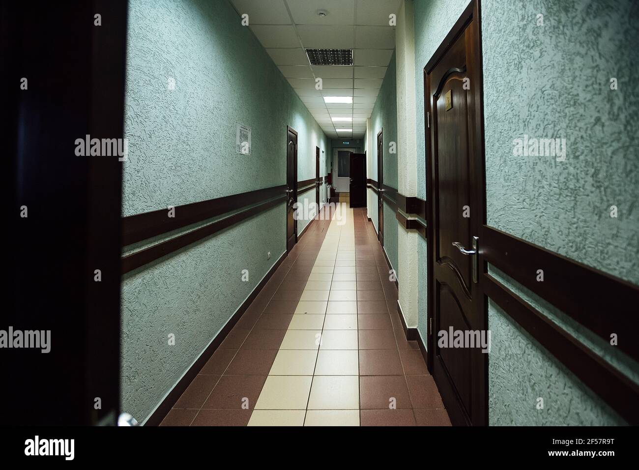 sedie e tavoli di colore luminoso all'interno del caffè. colori positivi dei mobili nel catering Foto Stock