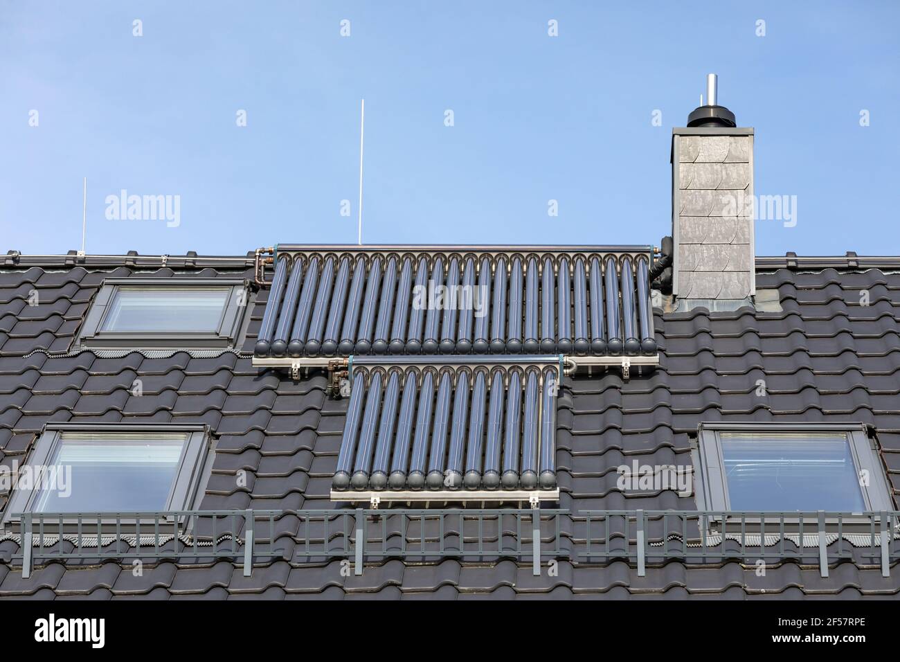 pannelli solari termici sul tetto di un edificio residenziale Foto Stock