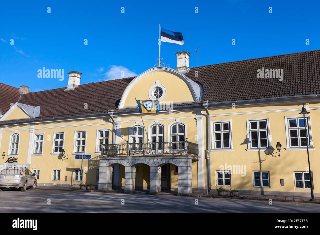 Edificio del Governo della Contea di Saare con bandiera nazionale che sventola sulla facciata. Gli edifici storici si trovano nel centro della città. Koressaare, Saaremaa, Estonia-ci Foto Stock