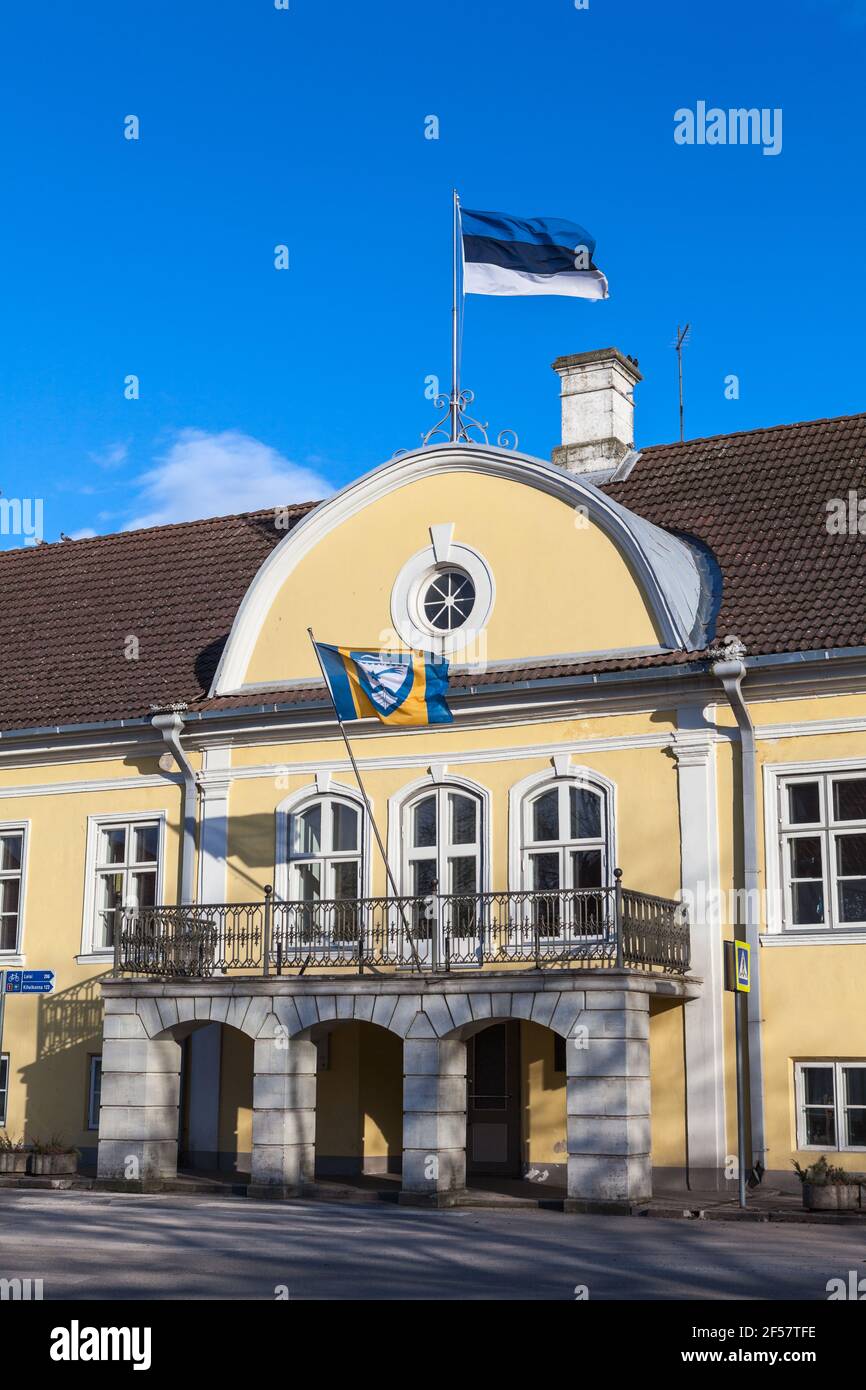 Costruzione del Governo della Contea di Saare con bandiere nazionali che sventolano sulla facciata e sul tetto. Gli edifici storici si trovano nel centro della città. Kuressaare, Saaremaa, Foto Stock