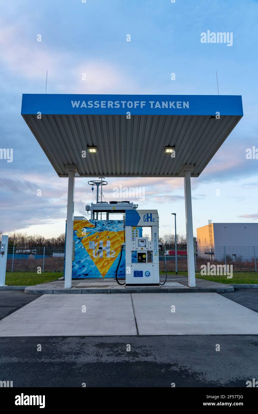 Stazione di rifornimento dell'idrogeno, presso il Centro di competenza dell'idrogeno Hertern, h2Herten, sul sito della miniera di carbone Ewald in disuso a Herten, NRW, Germania. Foto Stock