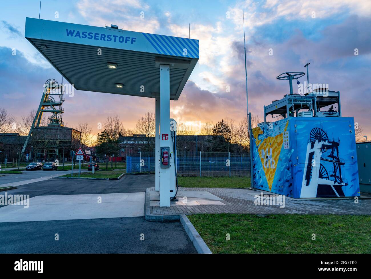Stazione di rifornimento dell'idrogeno, presso il Centro di competenza dell'idrogeno Hertern, h2Herten, sul sito della miniera di carbone Ewald in disuso a Herten, NRW, Germania. Foto Stock