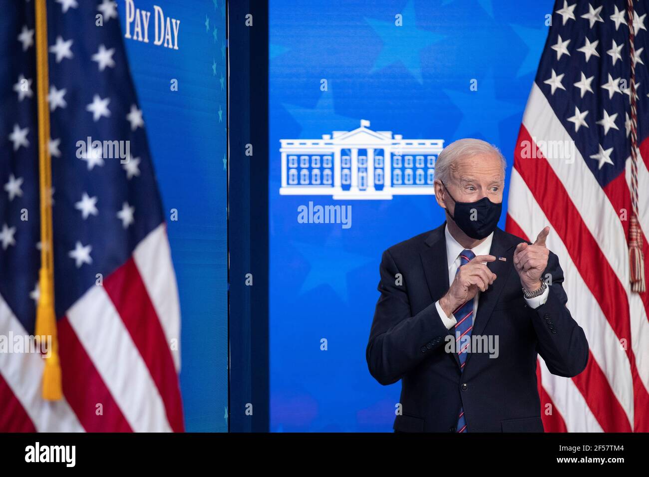 Washington, Stati Uniti. 24 Marzo 2021. Il presidente DEGLI STATI UNITI Joe Biden risponde a una domanda dei media dopo un evento per celebrare la Giornata della parità di retribuzione nella Sala da pranzo dello Stato della Casa Bianca a Washington, DC, USA, 24 marzo 2021. EQUAL Pay Day segna il tempo extra che una donna media negli Stati Uniti impiega per guadagnare la stessa retribuzione che i loro colleghi maschi hanno fatto l'anno civile precedente. Credit: Sipa USA/Alamy Live News Foto Stock