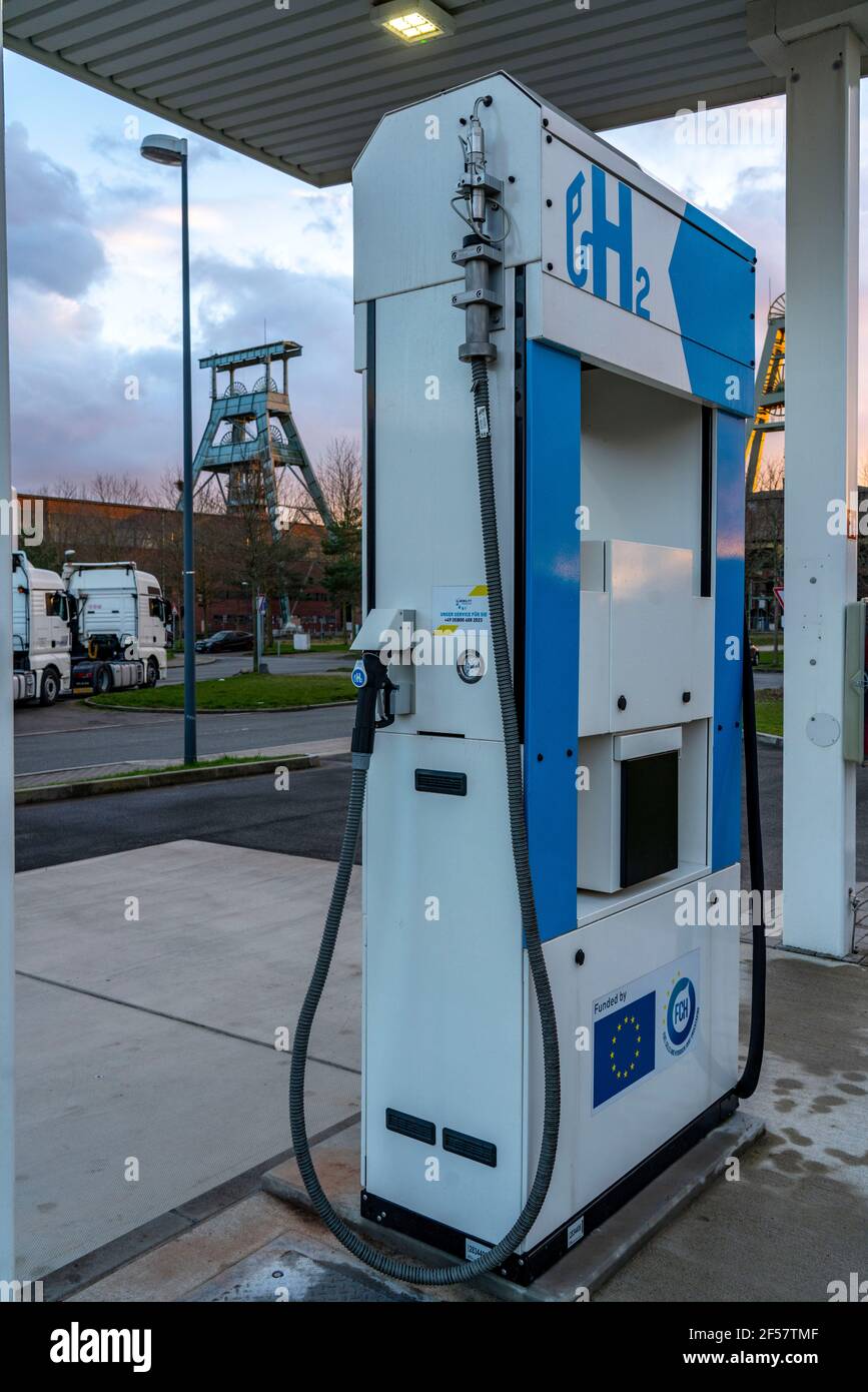 Stazione di rifornimento dell'idrogeno, presso il Centro di competenza dell'idrogeno Hertern, h2Herten, sul sito della miniera di carbone Ewald in disuso a Herten, NRW, Germania. Foto Stock