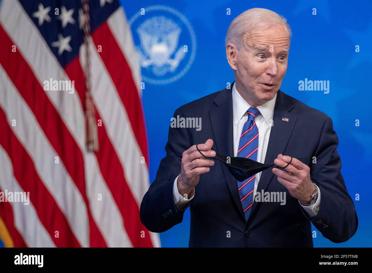 Washington, Stati Uniti. 24 Marzo 2021. Il presidente DEGLI STATI UNITI Joe Biden risponde a una domanda dei media dopo un evento per celebrare la Giornata della parità di retribuzione nella Sala da pranzo dello Stato della Casa Bianca a Washington, DC, USA, 24 marzo 2021. EQUAL Pay Day segna il tempo extra che una donna media negli Stati Uniti impiega per guadagnare la stessa retribuzione che i loro colleghi maschi hanno fatto l'anno civile precedente. Credit: Sipa USA/Alamy Live News Foto Stock