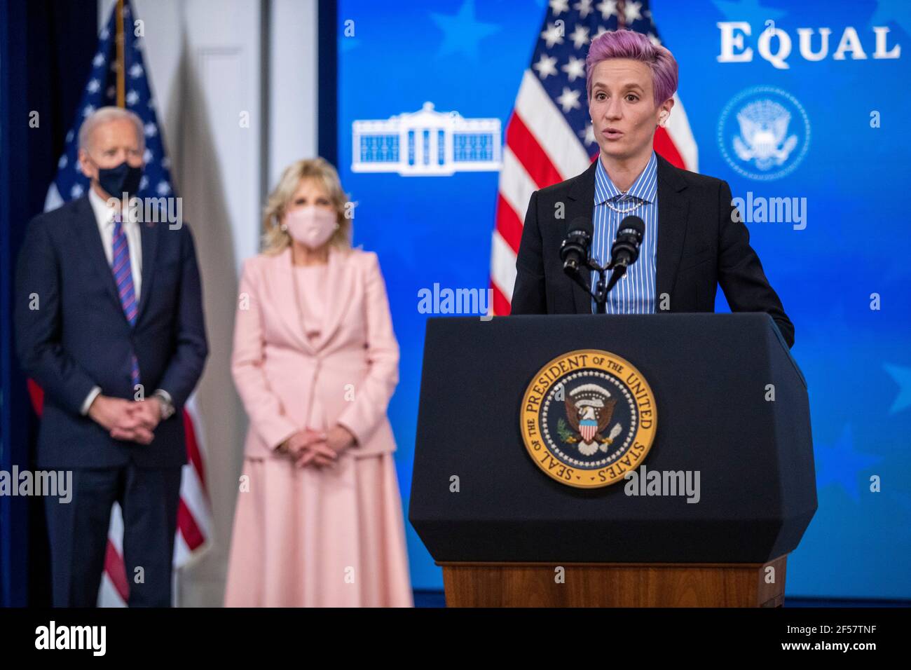 Washington, Stati Uniti. 24 Marzo 2021. Il Presidente DEGLI STATI UNITI Joe Biden e la First Lady Dr. Jill Biden ascoltano le osservazioni di Megan Rapinoe, della squadra nazionale di calcio degli Stati Uniti WomenÕs, durante un evento per celebrare la Giornata della parità di retribuzione nella Sala da pranzo di Stato della Casa Bianca a Washington, DC, USA, 24 marzo 2021. EQUAL Pay Day segna il tempo extra che una donna media negli Stati Uniti impiega per guadagnare la stessa retribuzione che i loro colleghi maschi hanno fatto l'anno civile precedente. Credit: Sipa USA/Alamy Live News Foto Stock