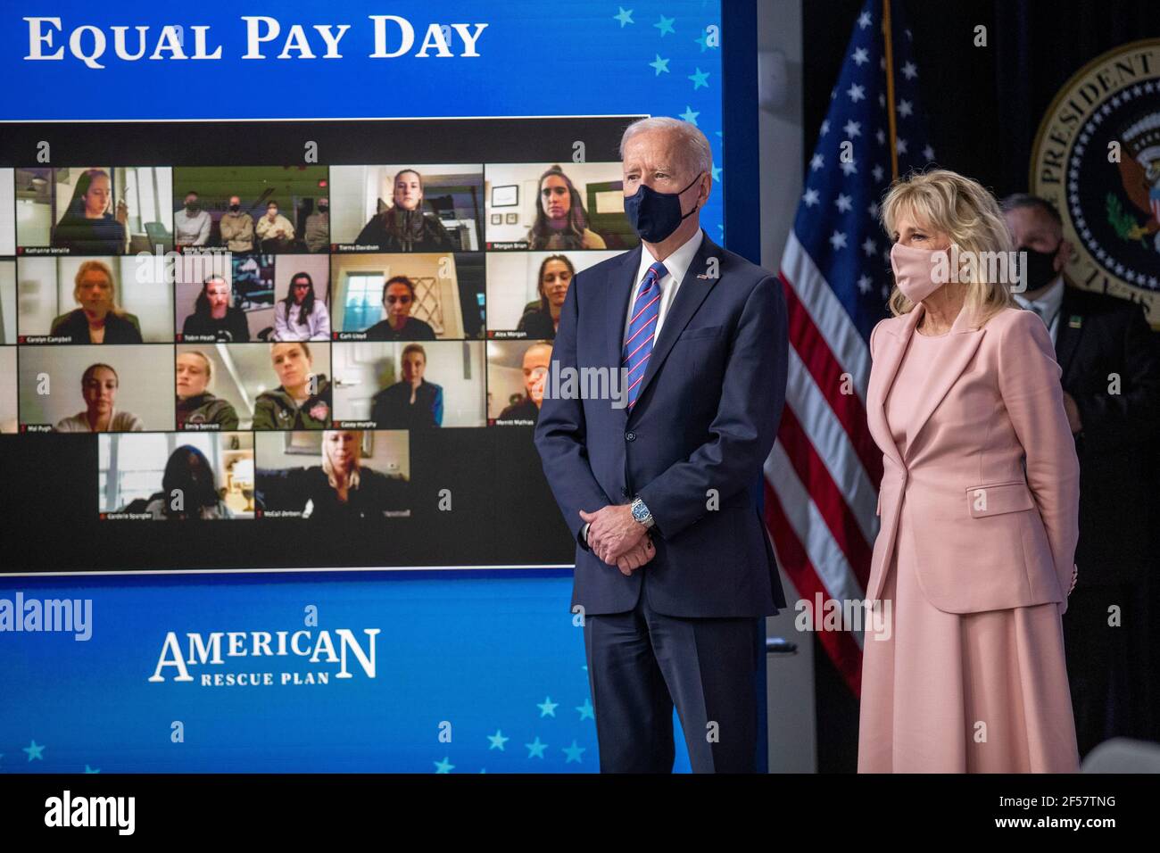 Washington, Stati Uniti. 24 Marzo 2021. Il Presidente DEGLI STATI UNITI Joe Biden, con la First Lady Dr. Jill Biden, ascolta le osservazioni di Margaret Purce, un membro della squadra WomenÕs nazionale di calcio degli Stati Uniti, durante un evento per celebrare la Giornata della parità di retribuzione nella Sala da pranzo di Stato della Casa Bianca a Washington, DC, USA, 24 marzo 2021. EQUAL Pay Day segna il tempo extra che una donna media negli Stati Uniti impiega per guadagnare la stessa retribuzione che i loro colleghi maschi hanno fatto l'anno civile precedente. Credit: Sipa USA/Alamy Live News Foto Stock