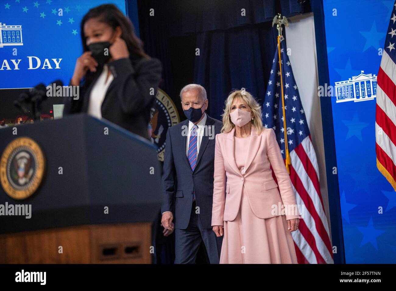 Washington, Stati Uniti. 24 Marzo 2021. Il Presidente DEGLI STATI UNITI Joe Biden, con la First Lady Dr. Jill Biden, ascolta le osservazioni di Margaret Purce, un membro della squadra WomenÕs nazionale di calcio degli Stati Uniti, durante un evento per celebrare la Giornata della parità di retribuzione nella Sala da pranzo di Stato della Casa Bianca a Washington, DC, USA, 24 marzo 2021. EQUAL Pay Day segna il tempo extra che una donna media negli Stati Uniti impiega per guadagnare la stessa retribuzione che i loro colleghi maschi hanno fatto l'anno civile precedente. Credit: Sipa USA/Alamy Live News Foto Stock