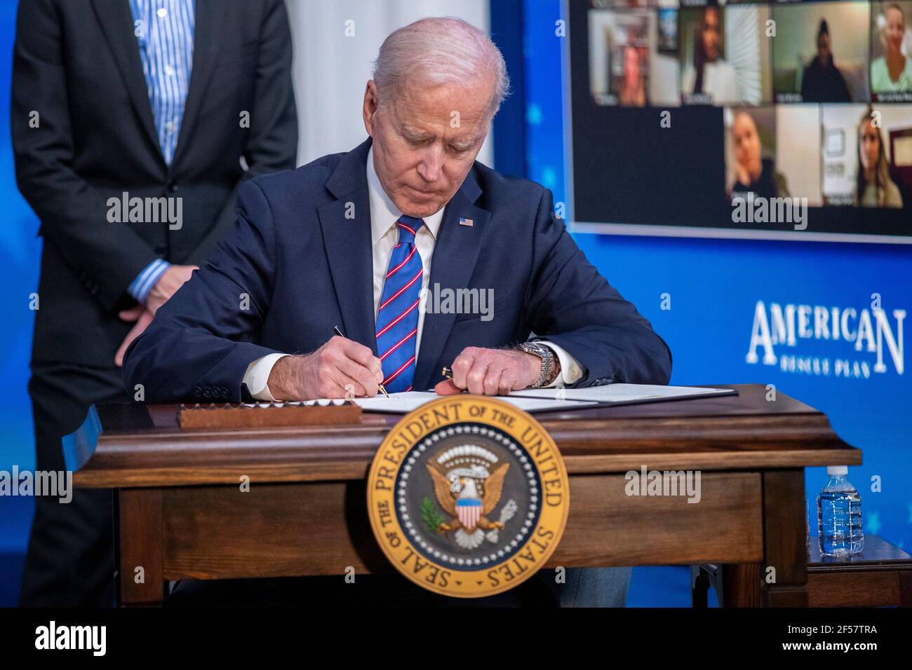 Washington, Stati Uniti. 24 Marzo 2021. Il presidente DEGLI STATI UNITI Joe Biden firma un annuncio durante un evento per celebrare la Giornata della parità di retribuzione nella Sala da pranzo di Stato della Casa Bianca a Washington, DC, USA, 24 marzo 2021. EQUAL Pay Day segna il tempo extra che una donna media negli Stati Uniti impiega per guadagnare la stessa retribuzione che i loro colleghi maschi hanno fatto l'anno civile precedente. Credit: Sipa USA/Alamy Live News Foto Stock