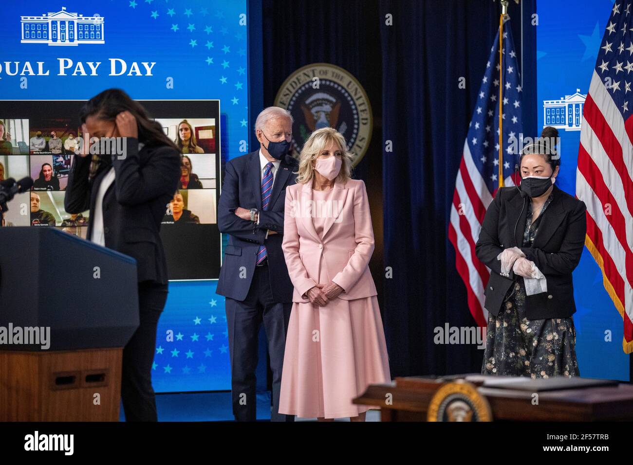 Washington, Stati Uniti. 24 Marzo 2021. Il Presidente DEGLI STATI UNITI Joe Biden, con la First Lady Dr. Jill Biden, ascolta le osservazioni di Margaret Purce, un membro della squadra WomenÕs nazionale di calcio degli Stati Uniti, durante un evento per celebrare la Giornata della parità di retribuzione nella Sala da pranzo di Stato della Casa Bianca a Washington, DC, USA, 24 marzo 2021. EQUAL Pay Day segna il tempo extra che una donna media negli Stati Uniti impiega per guadagnare la stessa retribuzione che i loro colleghi maschi hanno fatto l'anno civile precedente. Credit: Sipa USA/Alamy Live News Foto Stock
