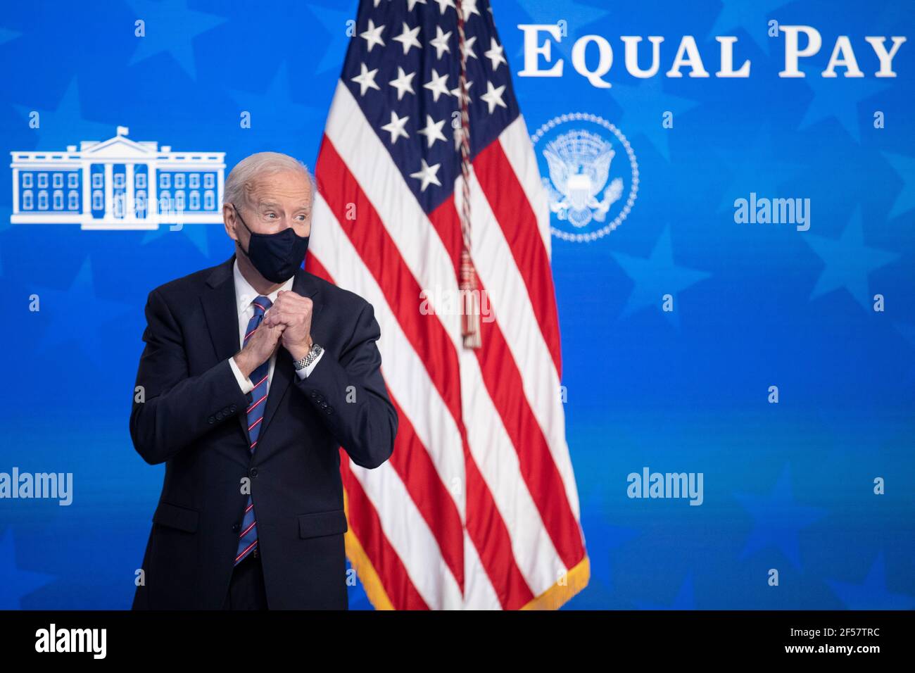 Washington, Stati Uniti. 24 Marzo 2021. Il presidente DEGLI STATI UNITI Joe Biden risponde a una domanda dei media dopo un evento per celebrare la Giornata della parità di retribuzione nella Sala da pranzo dello Stato della Casa Bianca a Washington, DC, USA, 24 marzo 2021. EQUAL Pay Day segna il tempo extra che una donna media negli Stati Uniti impiega per guadagnare la stessa retribuzione che i loro colleghi maschi hanno fatto l'anno civile precedente. Credit: Sipa USA/Alamy Live News Foto Stock