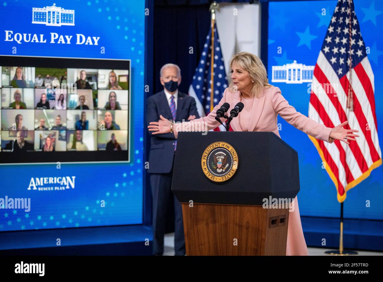 Washington, Stati Uniti. 24 Marzo 2021. Il presidente DEGLI STATI UNITI Joe Biden ascolta la sua prima Signora Dr. Jill Biden, durante un evento in occasione della Giornata della parità di retribuzione nella Sala da pranzo dello Stato della Casa Bianca a Washington, DC, USA, il 24 marzo 2021. EQUAL Pay Day segna il tempo extra che una donna media negli Stati Uniti impiega per guadagnare la stessa retribuzione che i loro colleghi maschi hanno fatto l'anno civile precedente. Credit: Sipa USA/Alamy Live News Foto Stock