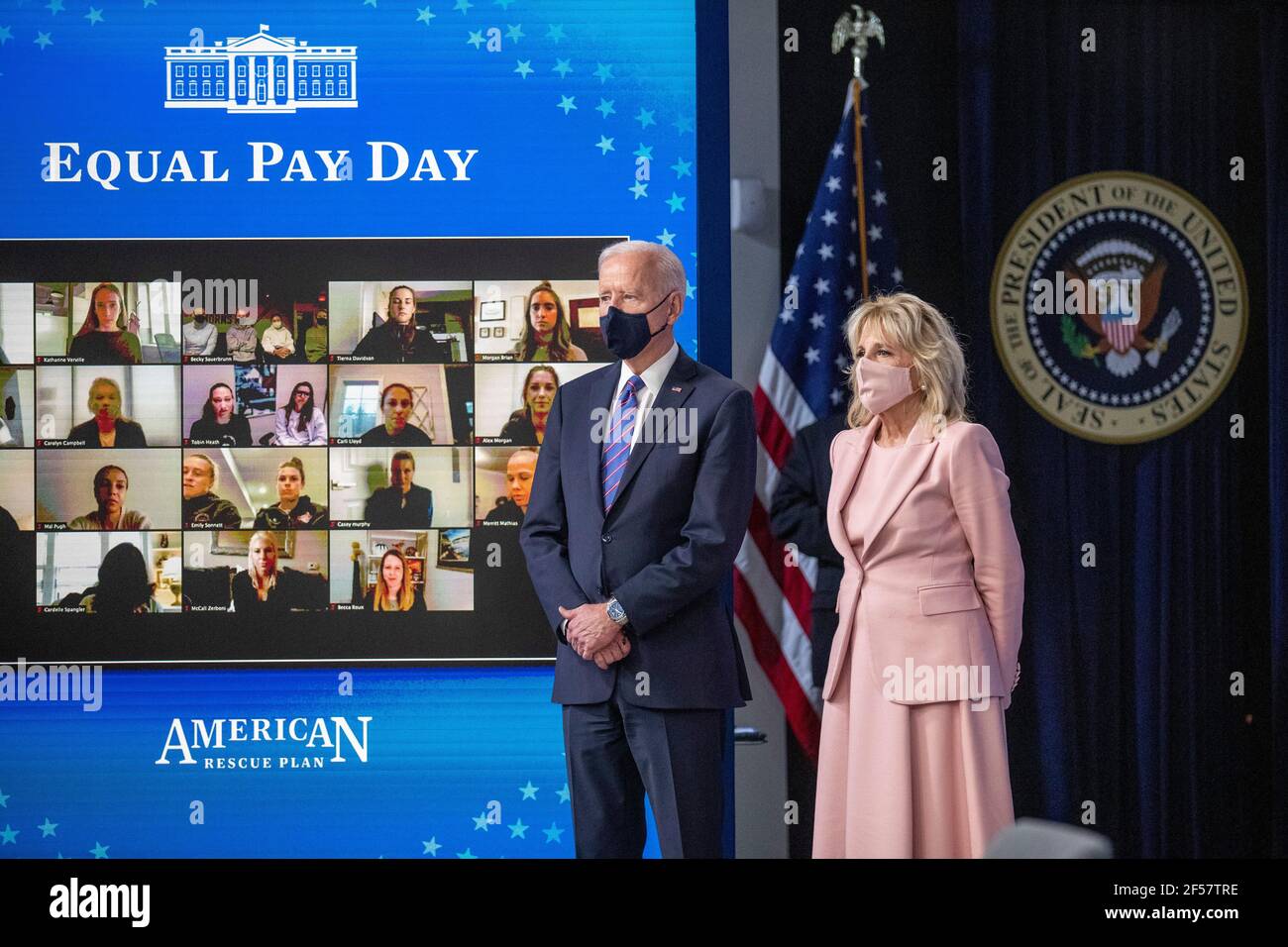 Washington, Stati Uniti. 24 Marzo 2021. Il Presidente DEGLI STATI UNITI Joe Biden, con la First Lady Dr. Jill Biden, ascolta le osservazioni di Margaret Purce, un membro della squadra WomenÕs nazionale di calcio degli Stati Uniti, durante un evento per celebrare la Giornata della parità di retribuzione nella Sala da pranzo di Stato della Casa Bianca a Washington, DC, USA, 24 marzo 2021. EQUAL Pay Day segna il tempo extra che una donna media negli Stati Uniti impiega per guadagnare la stessa retribuzione che i loro colleghi maschi hanno fatto l'anno civile precedente. Credit: Sipa USA/Alamy Live News Foto Stock