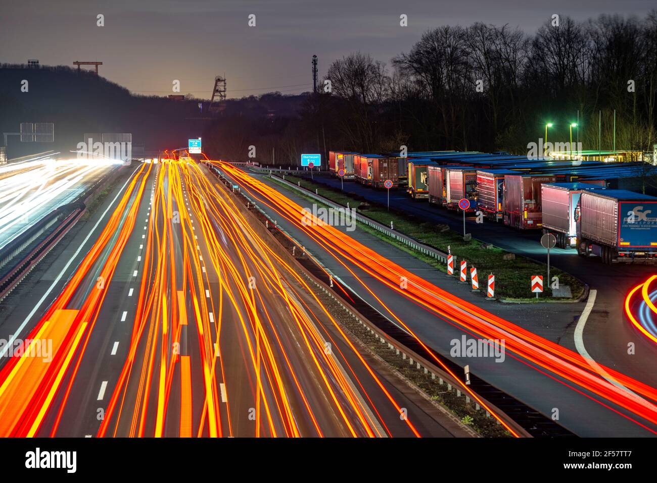 Traffico serale sull'autostrada A2 allo svincolo di Recklinghausen in direzione ovest, sullo sfondo le tortuose cornici dell'ex collera di Ewald, Hoh Foto Stock