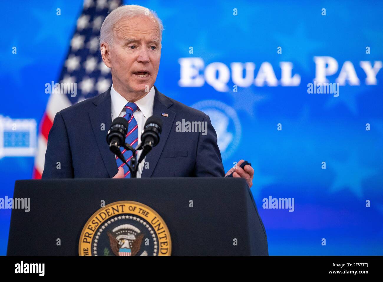 Washington, Stati Uniti. 24 Marzo 2021. Il presidente DEGLI STATI UNITI Joe Biden formula osservazioni durante un evento per celebrare la Giornata della parità di retribuzione nella Sala da pranzo dello Stato della Casa Bianca a Washington, DC, USA, 24 marzo 2021. EQUAL Pay Day segna il tempo extra che una donna media negli Stati Uniti impiega per guadagnare la stessa retribuzione che i loro colleghi maschi hanno fatto l'anno civile precedente. Credit: Sipa USA/Alamy Live News Foto Stock