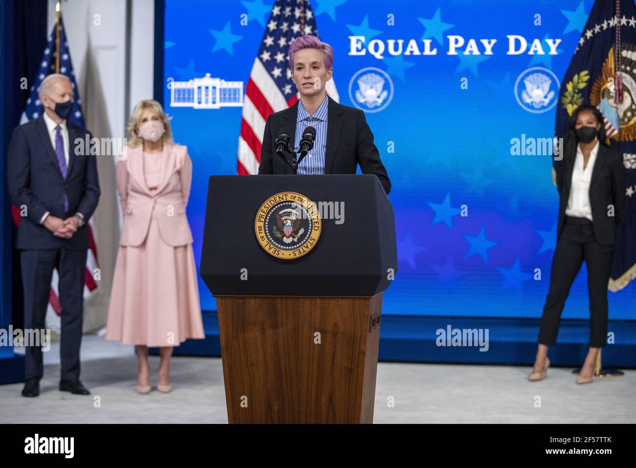 Washington, Stati Uniti. 24 Marzo 2021. Il Presidente DEGLI STATI UNITI Joe Biden e la First Lady Dr. Jill Biden ascoltano le osservazioni di Megan Rapinoe, della Nazionale delle Donne di Calcio degli Stati Uniti, durante un evento per celebrare la Giornata della parità di retribuzione nella Sala da pranzo di Stato della Casa Bianca a Washington, DC il 24 marzo 2021. EQUAL Pay Day segna il tempo extra che una donna media negli Stati Uniti impiega per guadagnare la stessa retribuzione che i loro colleghi maschi hanno fatto l'anno civile precedente. Foto in piscina di Shawn Thew Credit: UPI/Alamy Live News Foto Stock