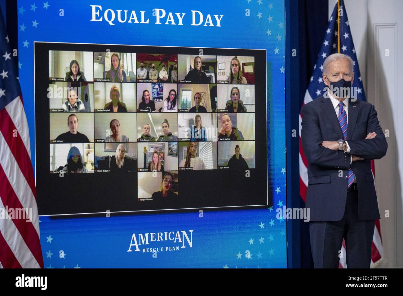Washington, Stati Uniti. 24 Marzo 2021. Il presidente DEGLI STATI UNITI Joe Biden ascolta la sua prima Signora Dr. Jill Biden, durante un evento in occasione della Giornata della parità di retribuzione nella Sala da pranzo dello Stato della Casa Bianca a Washington, DC, il 24 marzo 2021. EQUAL Pay Day segna il tempo extra che una donna media negli Stati Uniti impiega per guadagnare la stessa retribuzione che i loro colleghi maschi hanno fatto l'anno civile precedente. Foto in piscina di Shawn Thew Credit: UPI/Alamy Live News Foto Stock