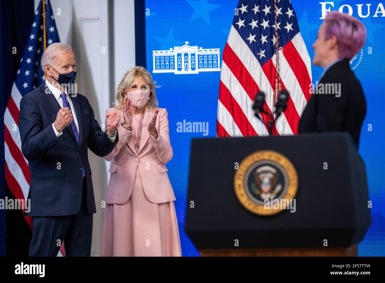 Washington, Stati Uniti. 24 Marzo 2021. Il Presidente DEGLI STATI UNITI Joe Biden e la First Lady Dr. Jill Biden ascoltano le osservazioni di Megan Rapinoe, della squadra nazionale di calcio degli Stati Uniti WomenÕs, durante un evento per celebrare la Giornata della parità di retribuzione nella Sala da pranzo di Stato della Casa Bianca a Washington, DC, USA, 24 marzo 2021. EQUAL Pay Day segna il tempo extra che una donna media negli Stati Uniti impiega per guadagnare la stessa retribuzione che i loro colleghi maschi hanno fatto l'anno civile precedente. Credit: Sipa USA/Alamy Live News Foto Stock