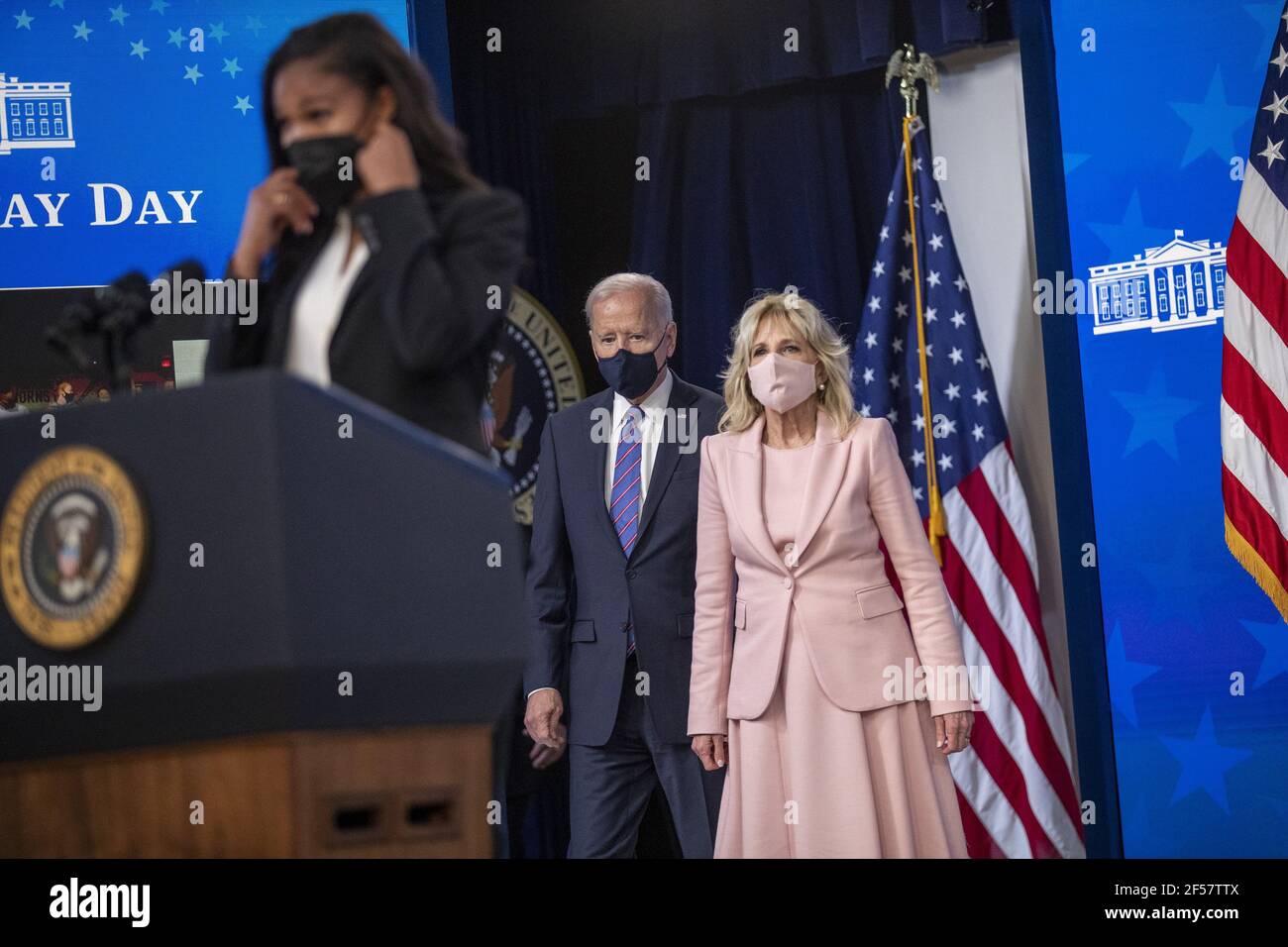 Washington, Stati Uniti. 24 Marzo 2021. Il presidente AMERICANO Joe Biden, con la First Lady Dr. Jill Biden, ascolta le osservazioni di Margaret Purce, un membro della squadra nazionale delle donne di calcio degli Stati Uniti, durante un evento per celebrare la Giornata della parità di retribuzione nella Sala da pranzo di Stato della Casa Bianca a Washington, DC il 24 marzo 2021. EQUAL Pay Day segna il tempo extra che una donna media negli Stati Uniti impiega per guadagnare la stessa retribuzione che i loro colleghi maschi hanno fatto l'anno civile precedente. Foto in piscina di Shawn Thew Credit: UPI/Alamy Live News Foto Stock