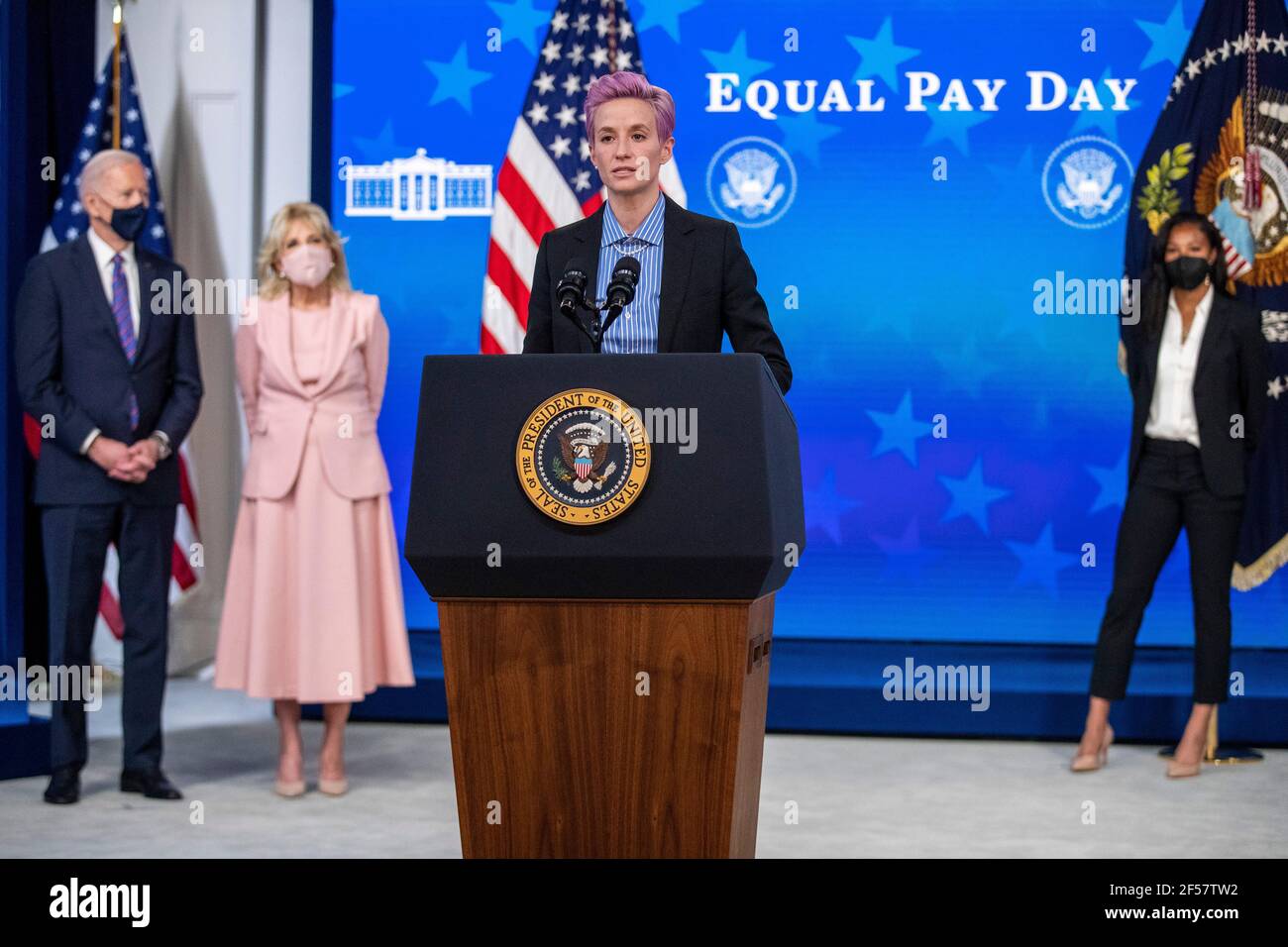 Washington, Stati Uniti. 24 Marzo 2021. Il Presidente DEGLI STATI UNITI Joe Biden e la First Lady Dr. Jill Biden ascoltano le osservazioni di Megan Rapinoe, della squadra nazionale di calcio degli Stati Uniti WomenÕs, durante un evento per celebrare la Giornata della parità di retribuzione nella Sala da pranzo di Stato della Casa Bianca a Washington, DC, USA, 24 marzo 2021. EQUAL Pay Day segna il tempo extra che una donna media negli Stati Uniti impiega per guadagnare la stessa retribuzione che i loro colleghi maschi hanno fatto l'anno civile precedente. Credit: Sipa USA/Alamy Live News Foto Stock