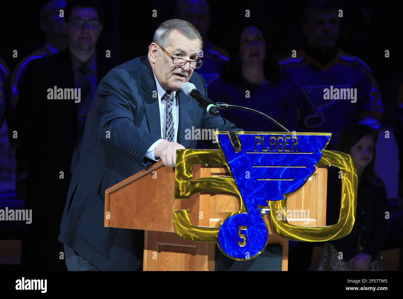 FILE: St. Louis, Stati Uniti. 24 Marzo 2021. L'ex giocatore di hockey di St. Louis Blues Bob Plager, mostrato in questa foto del file del 2 febbraio 2017, è stato ucciso in un incidente stradale a St. Louis mercoledì 24 marzo 2021. Plager, che aveva 78 anni, ha trascorso più di 50 anni come parte dell'organizzazione St. Louis Blues. File photo by Bill Greenblatt/UPI Credit: UPI/Alamy Live News Foto Stock