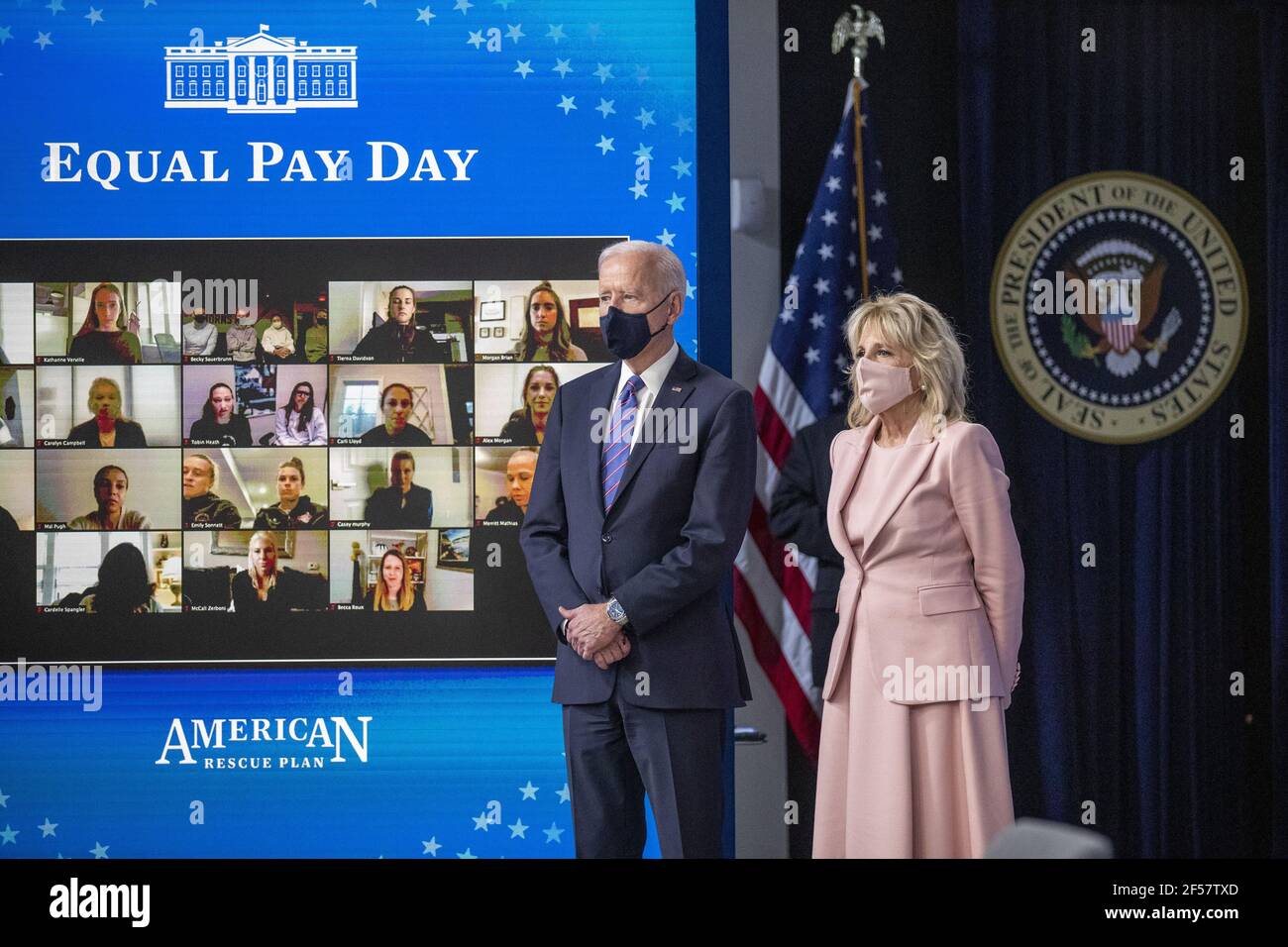 Washington, Stati Uniti. 24 Marzo 2021. Il presidente AMERICANO Joe Biden, con la First Lady Dr. Jill Biden, ascolta le osservazioni di Margaret Purce, un membro della squadra nazionale delle donne di calcio degli Stati Uniti, durante un evento per celebrare la Giornata della parità di retribuzione nella Sala da pranzo di Stato della Casa Bianca a Washington, DC il 24 marzo 2021. EQUAL Pay Day segna il tempo extra che una donna media negli Stati Uniti impiega per guadagnare la stessa retribuzione che i loro colleghi maschi hanno fatto l'anno civile precedente. Foto in piscina di Shawn Thew Credit: UPI/Alamy Live News Foto Stock