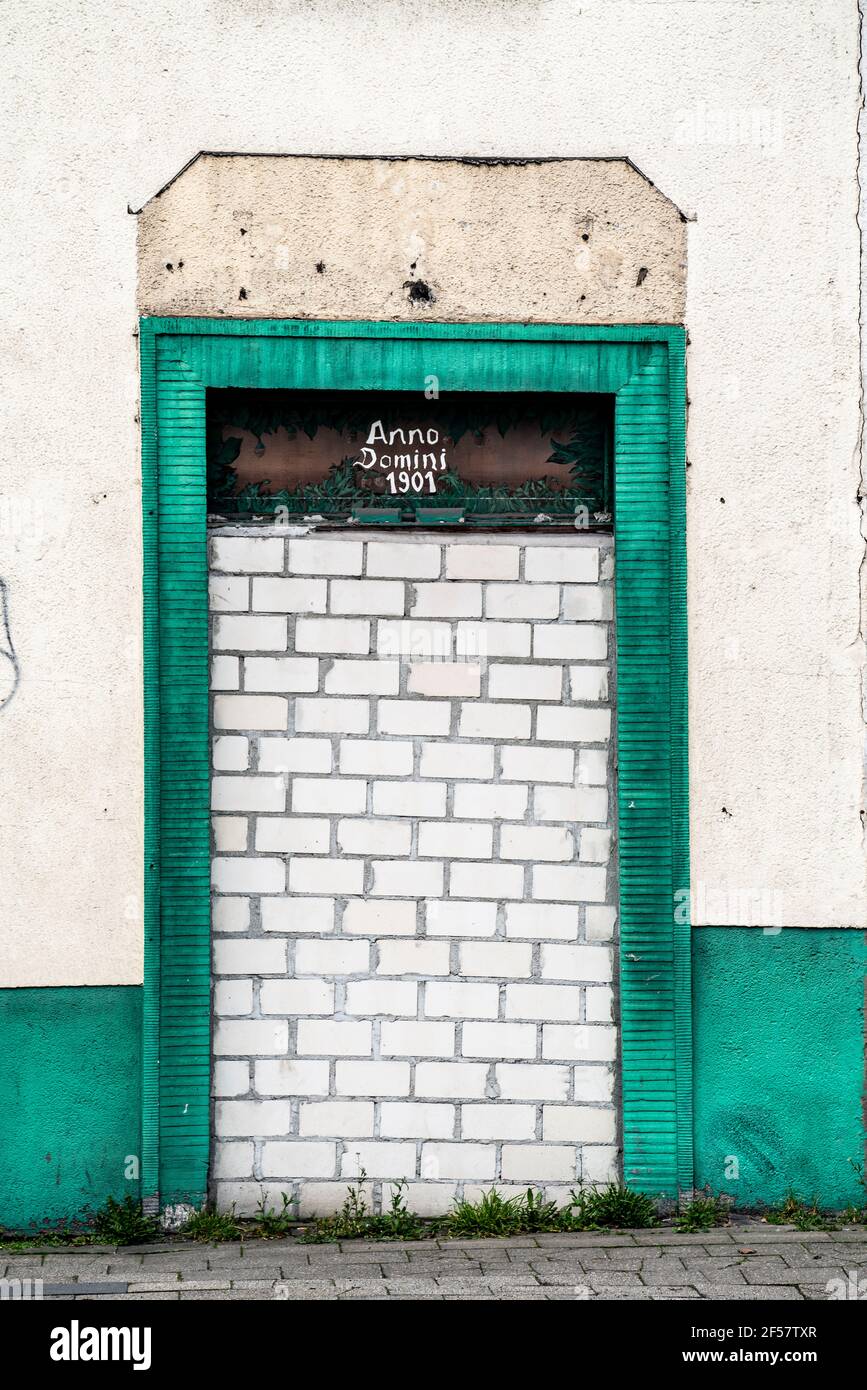 Westenfelder Strasse, casa abbandonata, ingressi interrati, edificio vuoto a Wattenscheid, Bochum, NRW, Germania, Foto Stock
