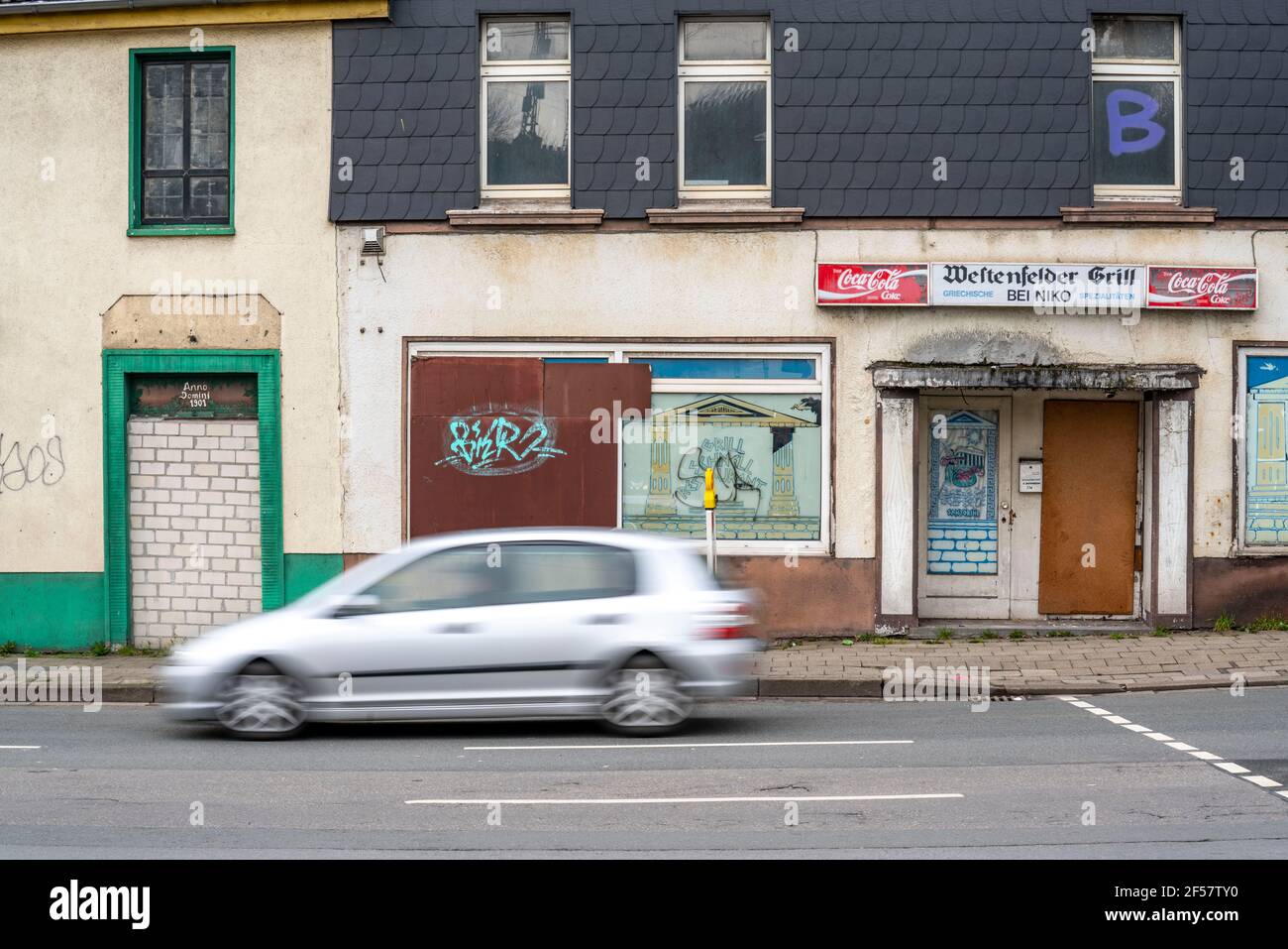 Westenfelder Strasse, casa abbandonata, ingressi interrati, edificio vuoto a Wattenscheid, Bochum, NRW, Germania, Foto Stock