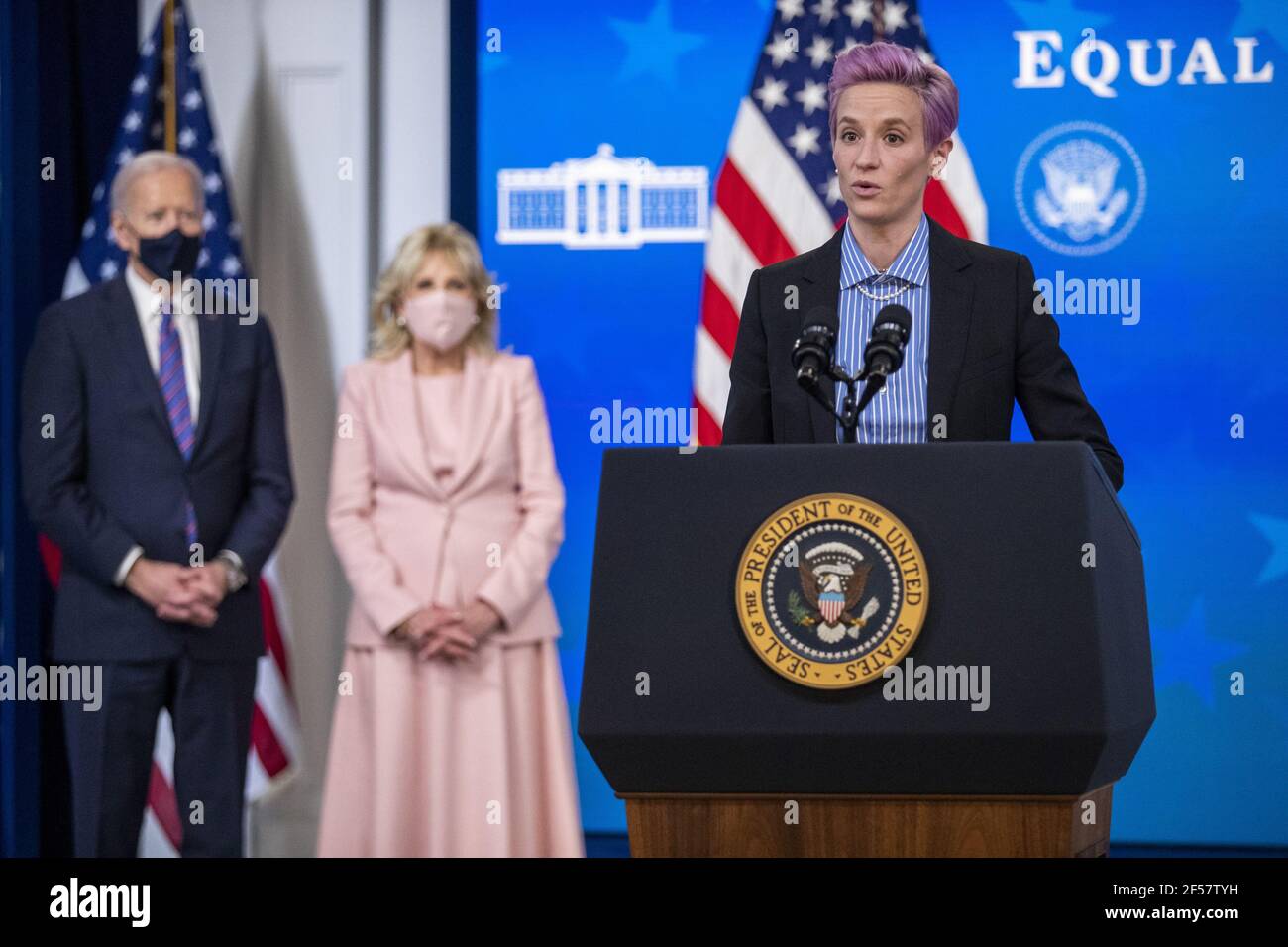 Washington, Stati Uniti. 24 Marzo 2021. Il Presidente DEGLI STATI UNITI Joe Biden e la First Lady Dr. Jill Biden ascoltano le osservazioni di Megan Rapinoe, della Nazionale delle Donne di Calcio degli Stati Uniti, durante un evento per celebrare la Giornata della parità di retribuzione nella Sala da pranzo di Stato della Casa Bianca a Washington, DC il 24 marzo 2021. EQUAL Pay Day segna il tempo extra che una donna media negli Stati Uniti impiega per guadagnare la stessa retribuzione che i loro colleghi maschi hanno fatto l'anno civile precedente. Foto in piscina di Shawn Thew Credit: UPI/Alamy Live News Foto Stock