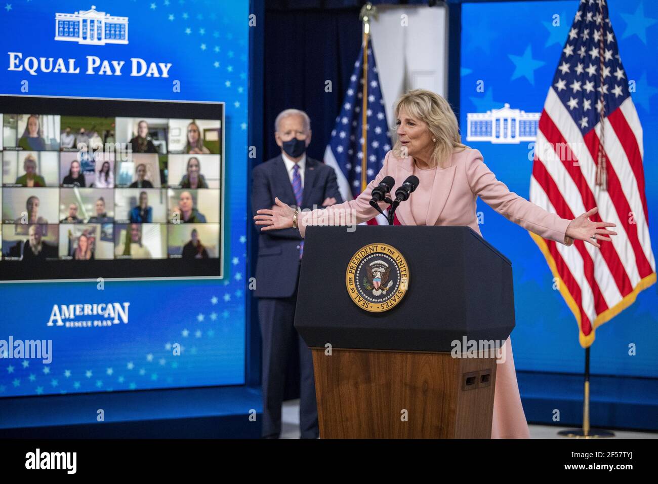 Washington, Stati Uniti. 24 Marzo 2021. Il presidente DEGLI STATI UNITI Joe Biden ascolta la sua prima Signora Dr. Jill Biden, durante un evento in occasione della Giornata della parità di retribuzione nella Sala da pranzo dello Stato della Casa Bianca a Washington, DC, il 24 marzo 2021. EQUAL Pay Day segna il tempo extra che una donna media negli Stati Uniti impiega per guadagnare la stessa retribuzione che i loro colleghi maschi hanno fatto l'anno civile precedente. Foto in piscina di Shawn Thew Credit: UPI/Alamy Live News Foto Stock